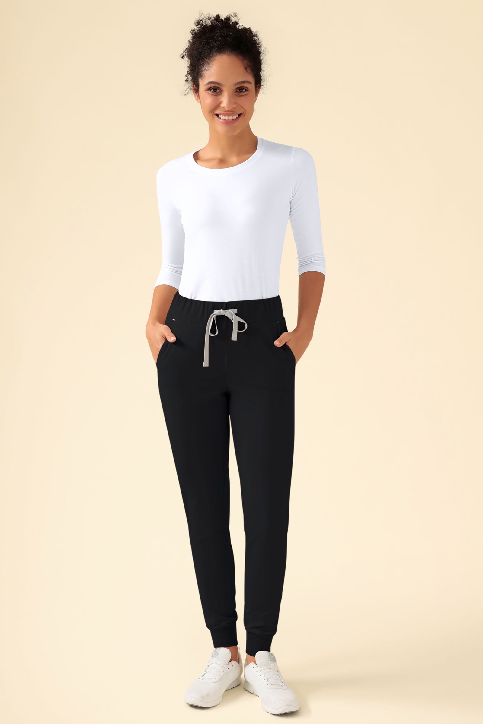 KAERE Hose Damen - Saumbündchen ohne Beintaschen schwarz, Vorderansicht Das Model ist 176 cm gross und trägt Grösse S