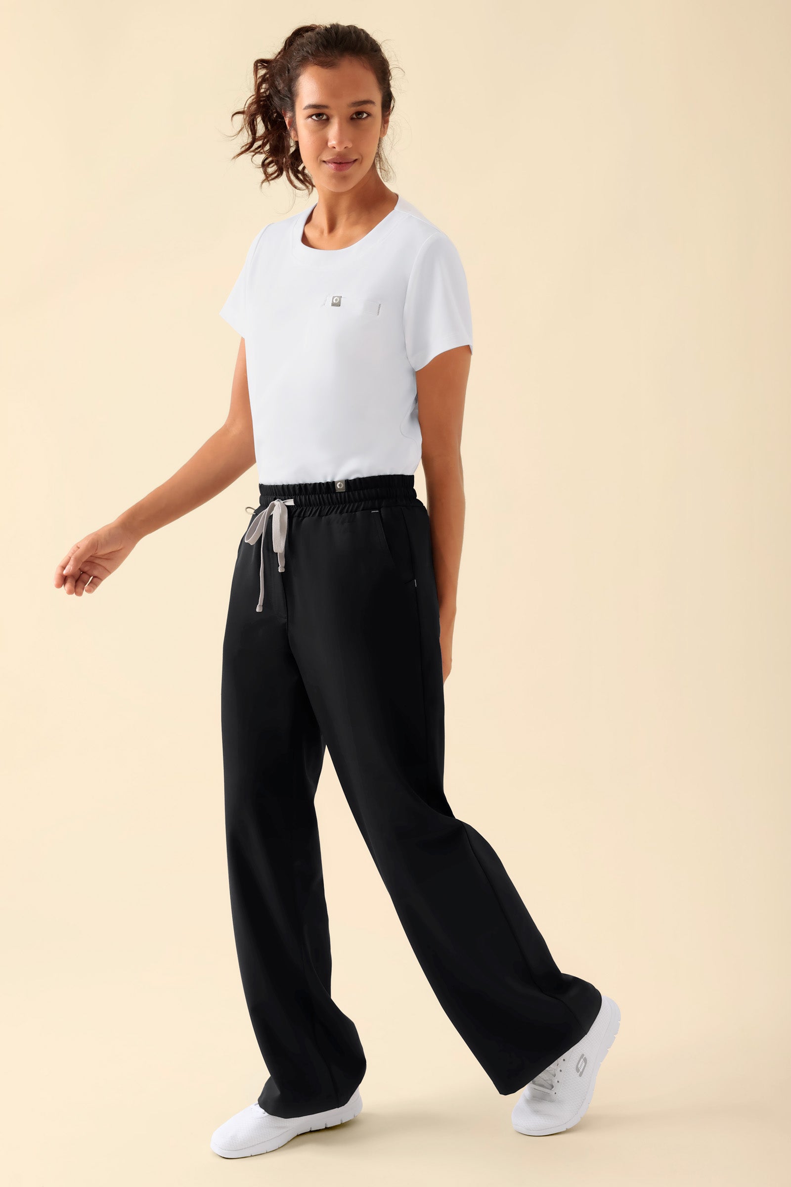 KAERE Hose Damen - weites Bein schwarz, Vorderansicht Das Model ist 176 cm gross und trägt Grösse S