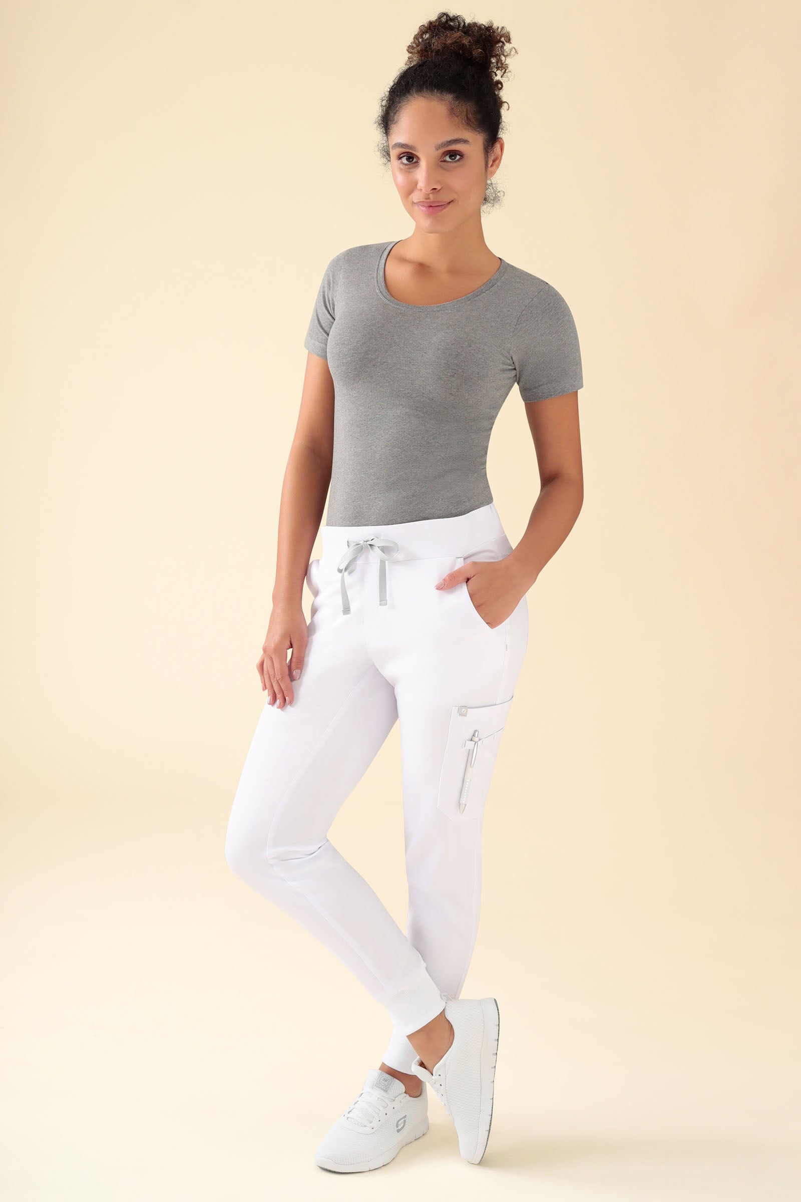 KAERE Hose Damen - Saumbündchen mit Beintaschen weiss, Vorderansicht Das Model ist 176 cm gross und trägt Grösse S