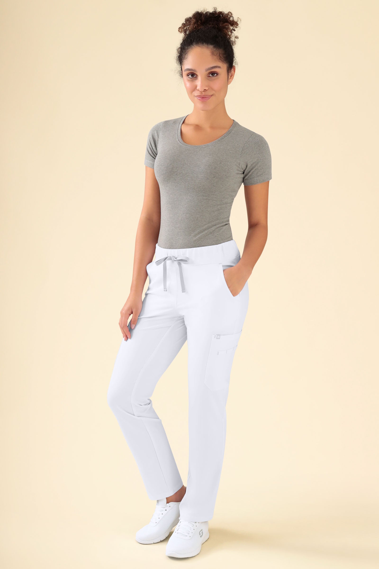 KAERE Hose Damen - gerader Saum mit Beintaschen weiss, Vorderansicht Das Model ist 176 cm gross und trägt Grösse S