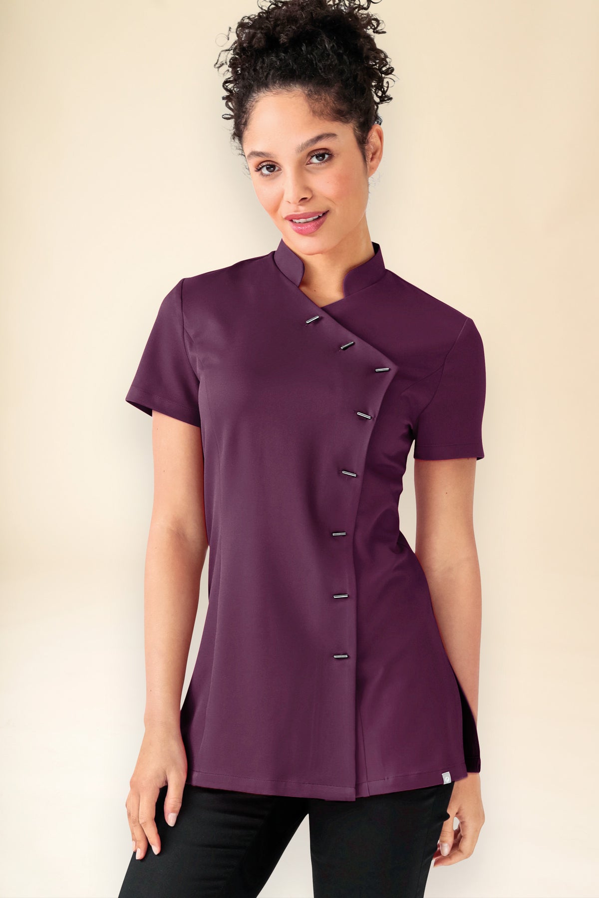 KAERE Kasack Damen - asymmetrische Knopfleiste pflaume, Vue de face Le mannequin mesure 176 cm et porte la taille S