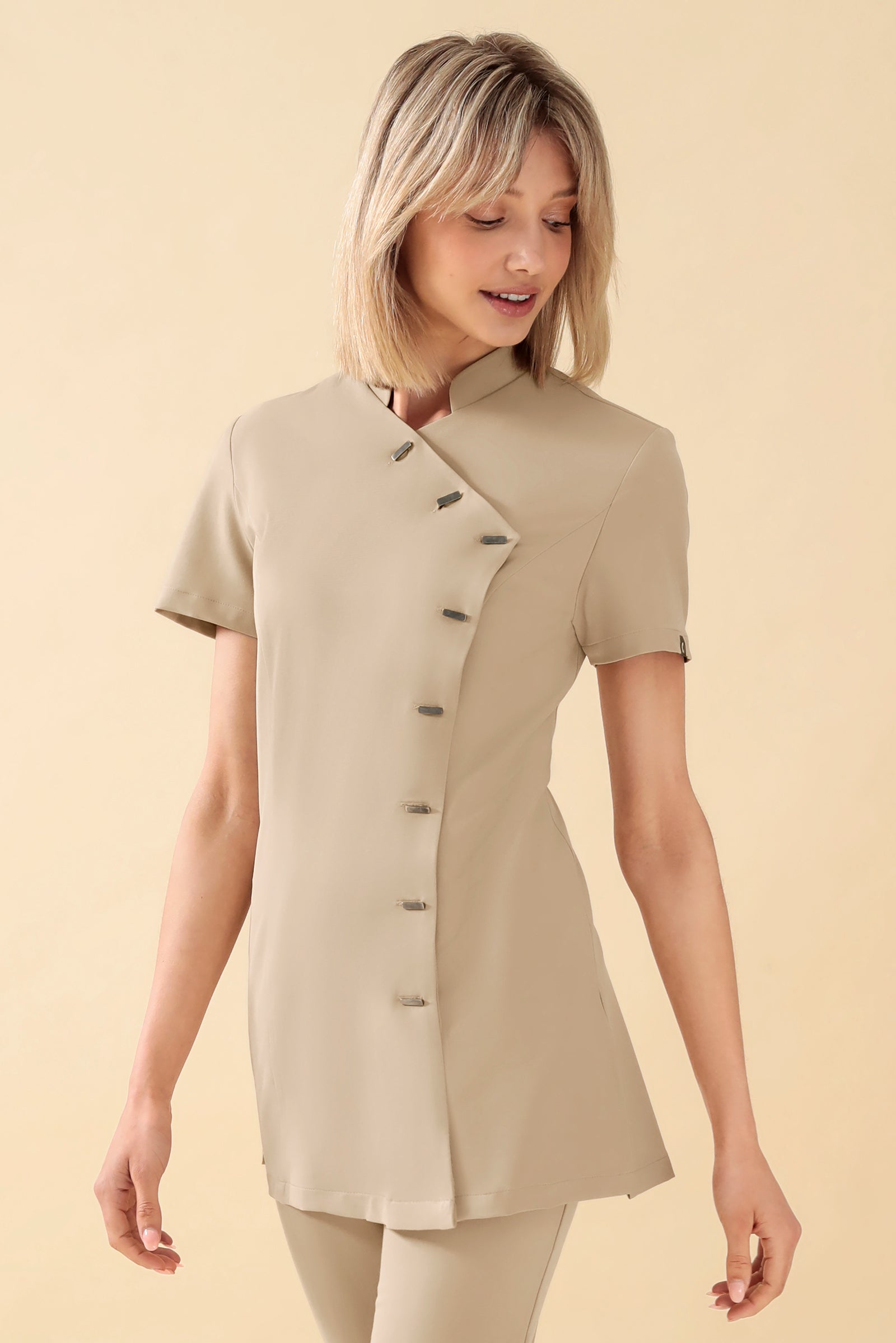 KAERE Kasack Damen - asymmetrische Knopfleiste sand, Vue de face Le mannequin mesure 176 cm et porte la taille S