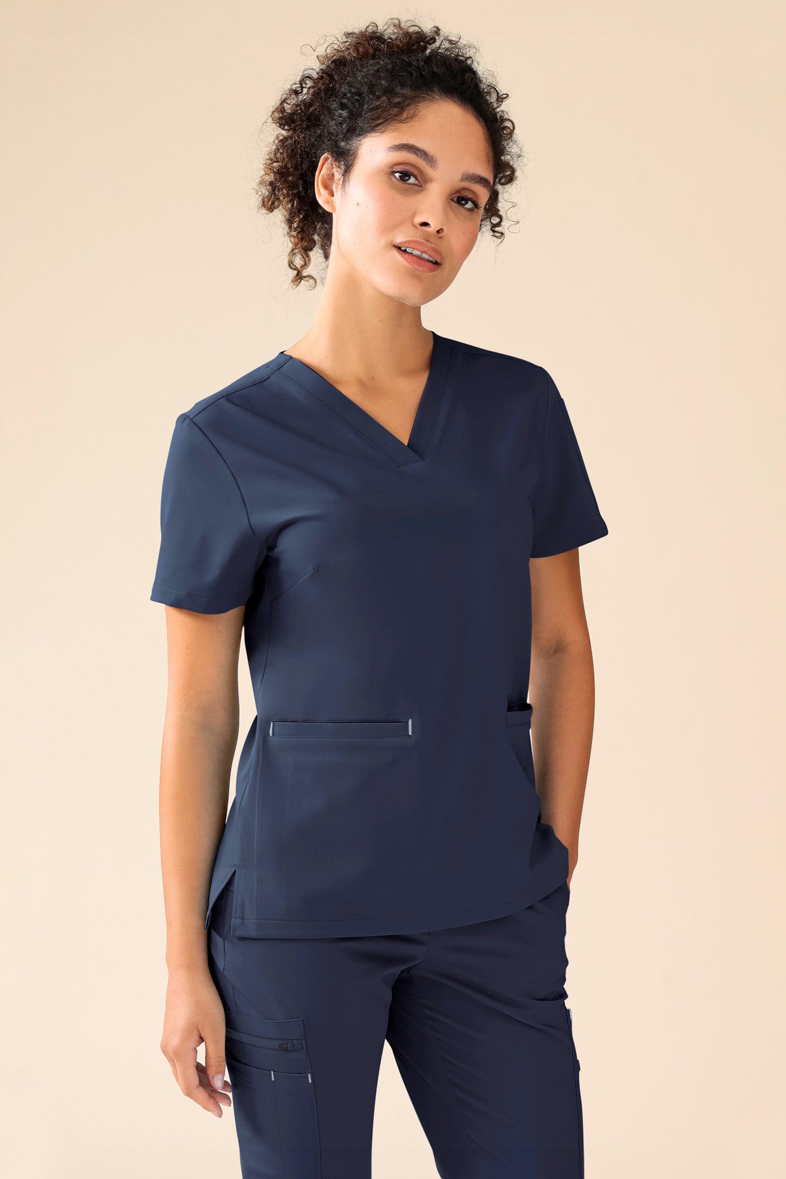 KAERE Schlupfkasack Damen - V-Ausschnitt navy, Vorderansicht Das Model ist 176 cm gross und trägt Grösse S
