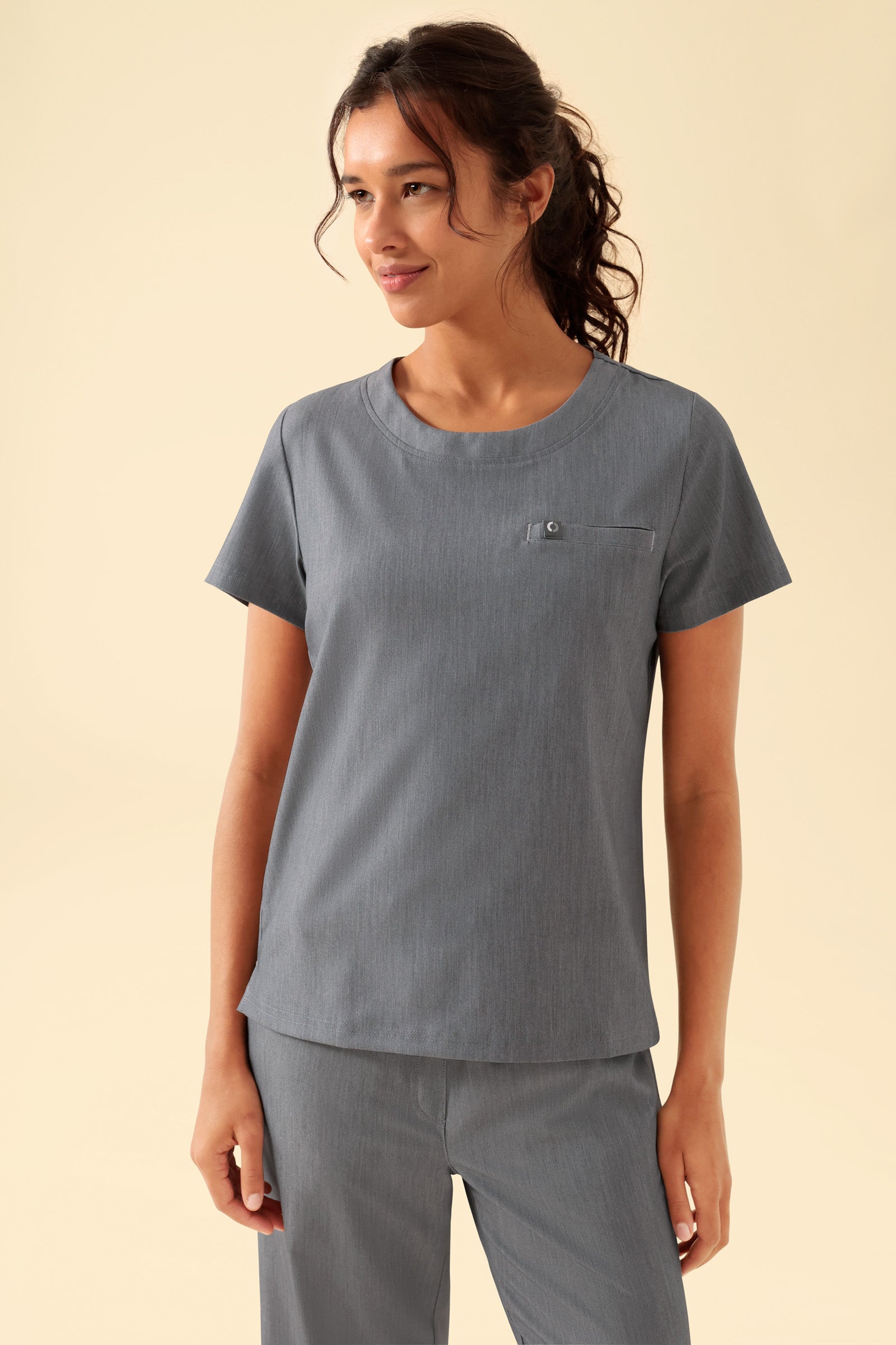 KAERE Shirt Damen - Rundhalsausschnitt grau melange, Vorderansicht Das Model ist 176 cm gross und trägt Grösse S