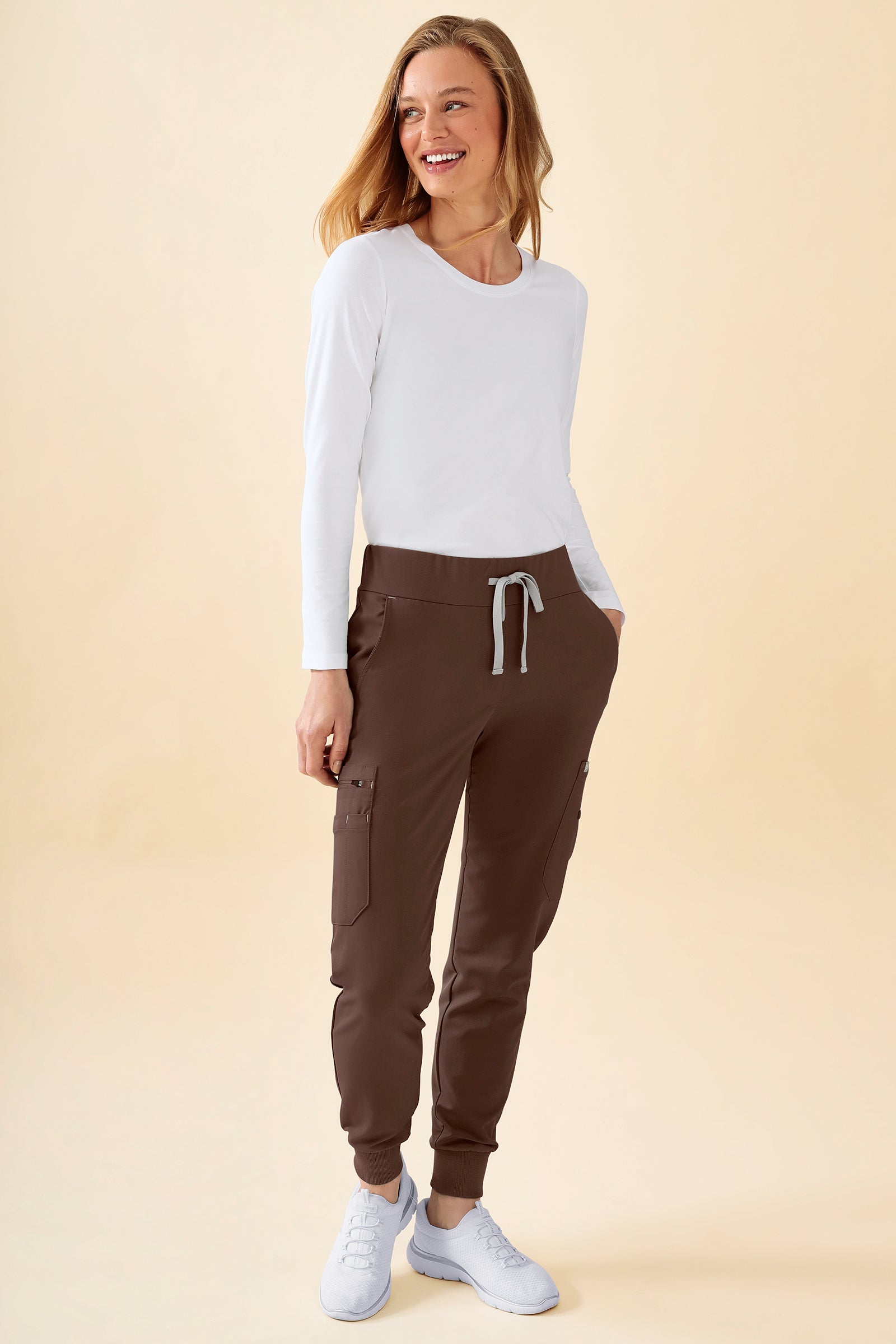 KAERE Hose Damen - Saumbündchen mit Beintaschen coffee, Vorderansicht Das Model ist 177 cm gross und trägt Grösse S