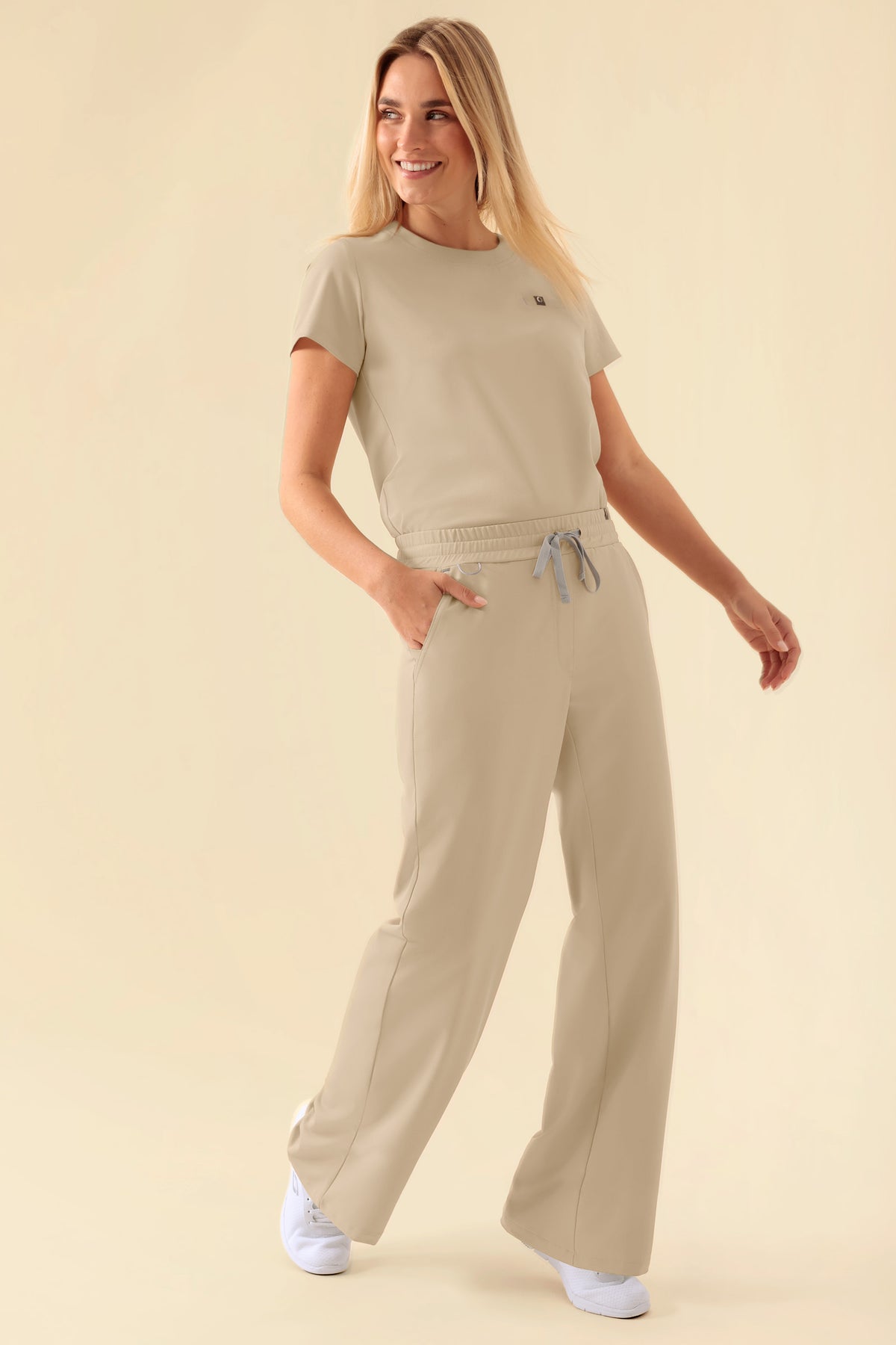 KAERE Hose Damen - weites Bein sand, Vue de face Le mannequin mesure 177 cm et porte la taille S