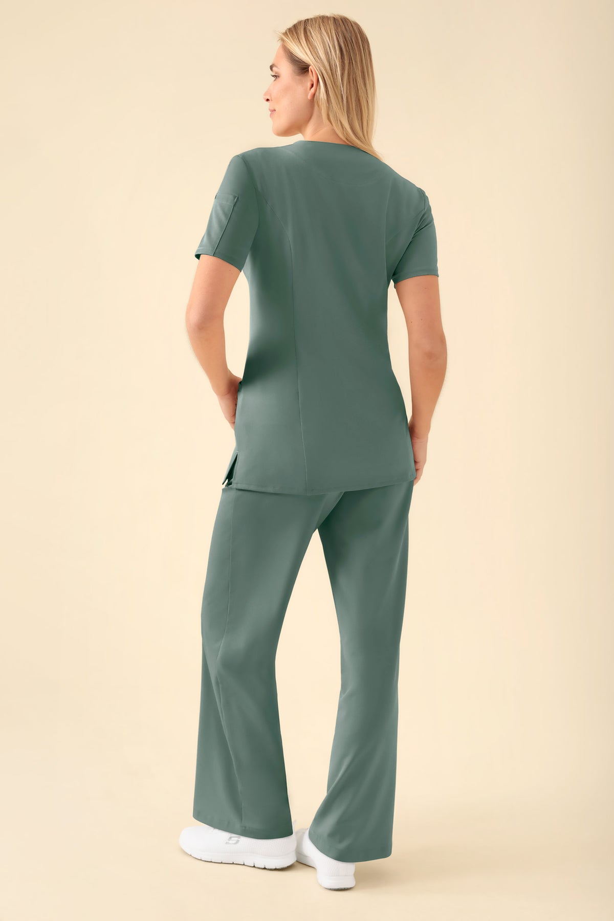 KAERE Kasack Damen - durchgeknöpft dunkelgrün, Vue de face Le mannequin mesure 177 cm et porte la taille S