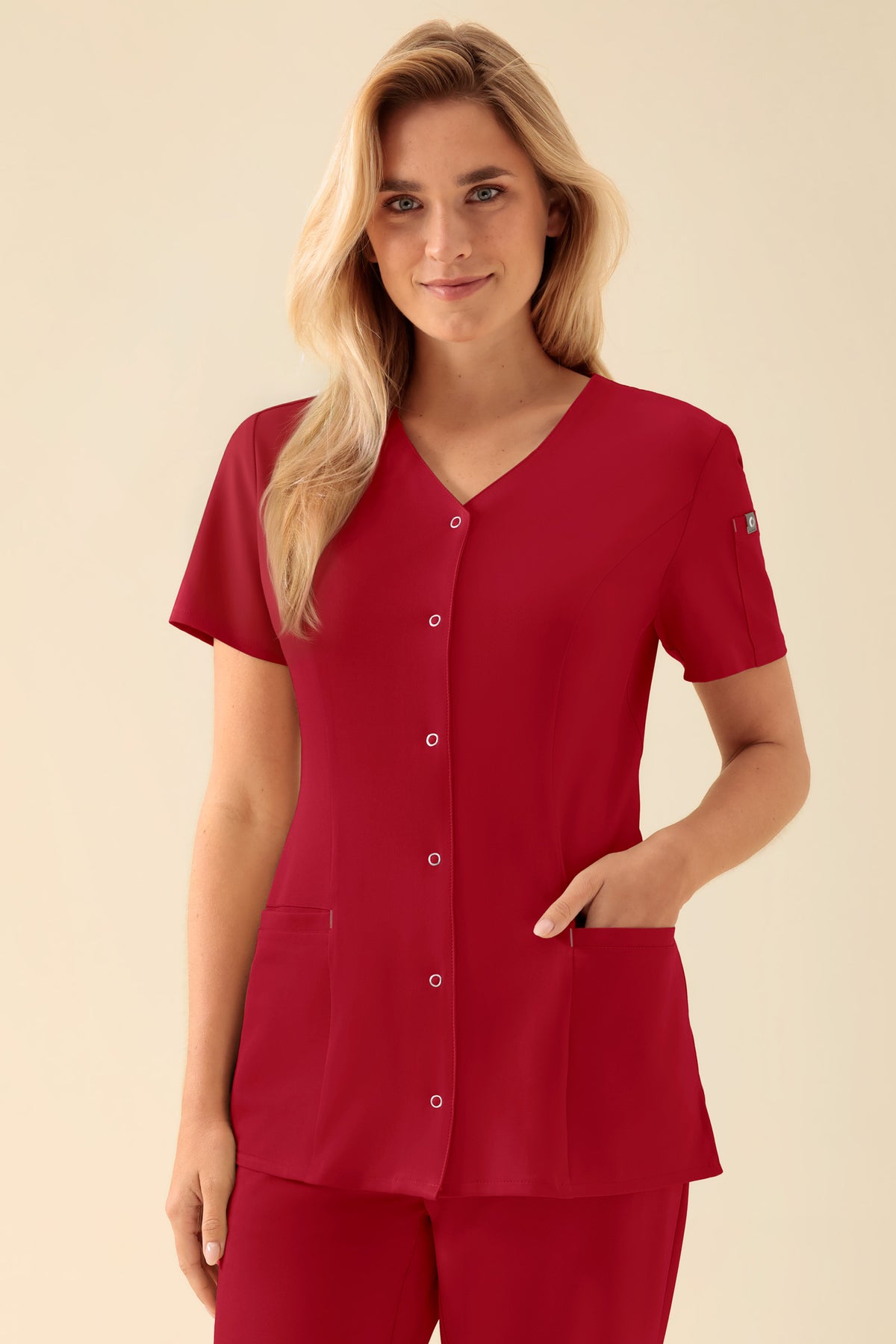KAERE Kasack Damen - durchgeknöpft rot, Vue de face Le mannequin mesure 177 cm et porte la taille S