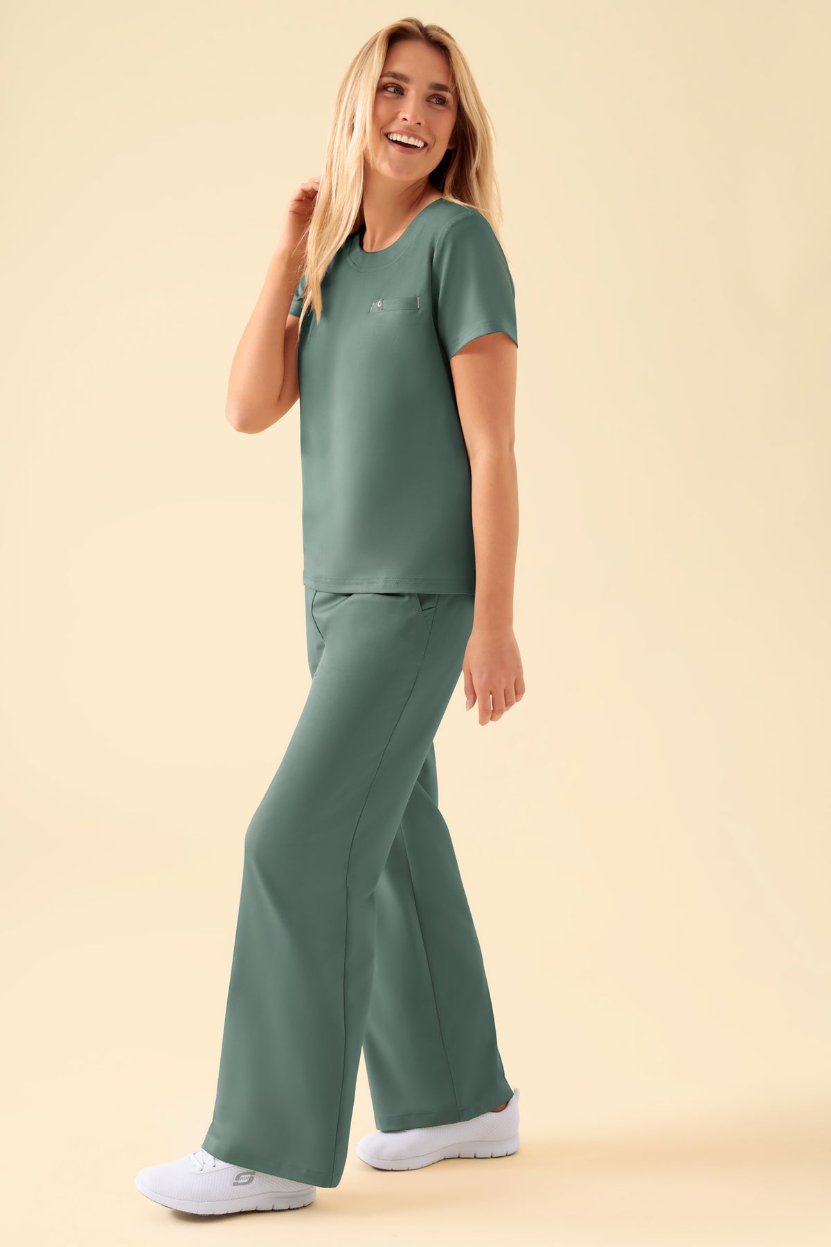 KAERE Shirt Damen - Rundhalsausschnitt dunkelgrün, Vue de face Le mannequin mesure 177 cm et porte la taille S