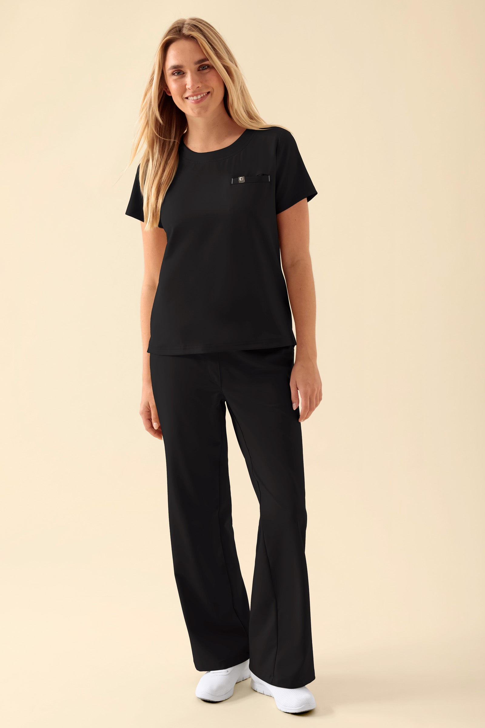 KAERE Shirt Damen - Rundhalsausschnitt schwarz, Vorderansicht Das Model ist 177 cm gross und trägt Grösse S