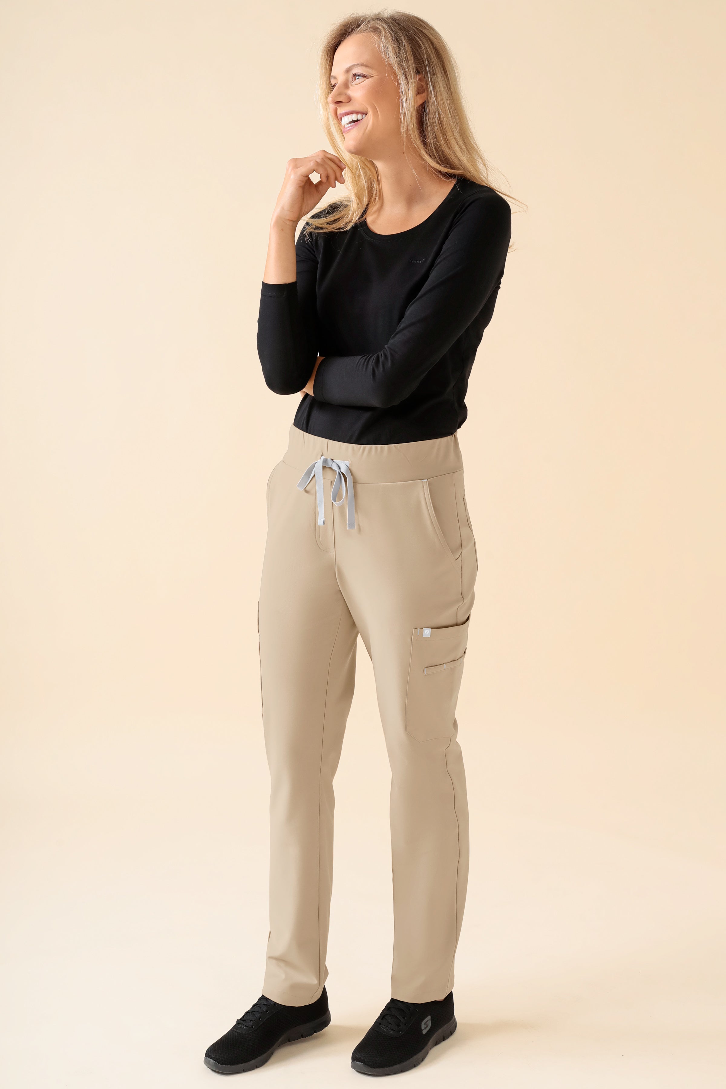 KAERE Hose Damen - gerader Saum mit Beintaschen sand, Vorderansicht Das Model ist 178 cm gross und trägt Grösse S