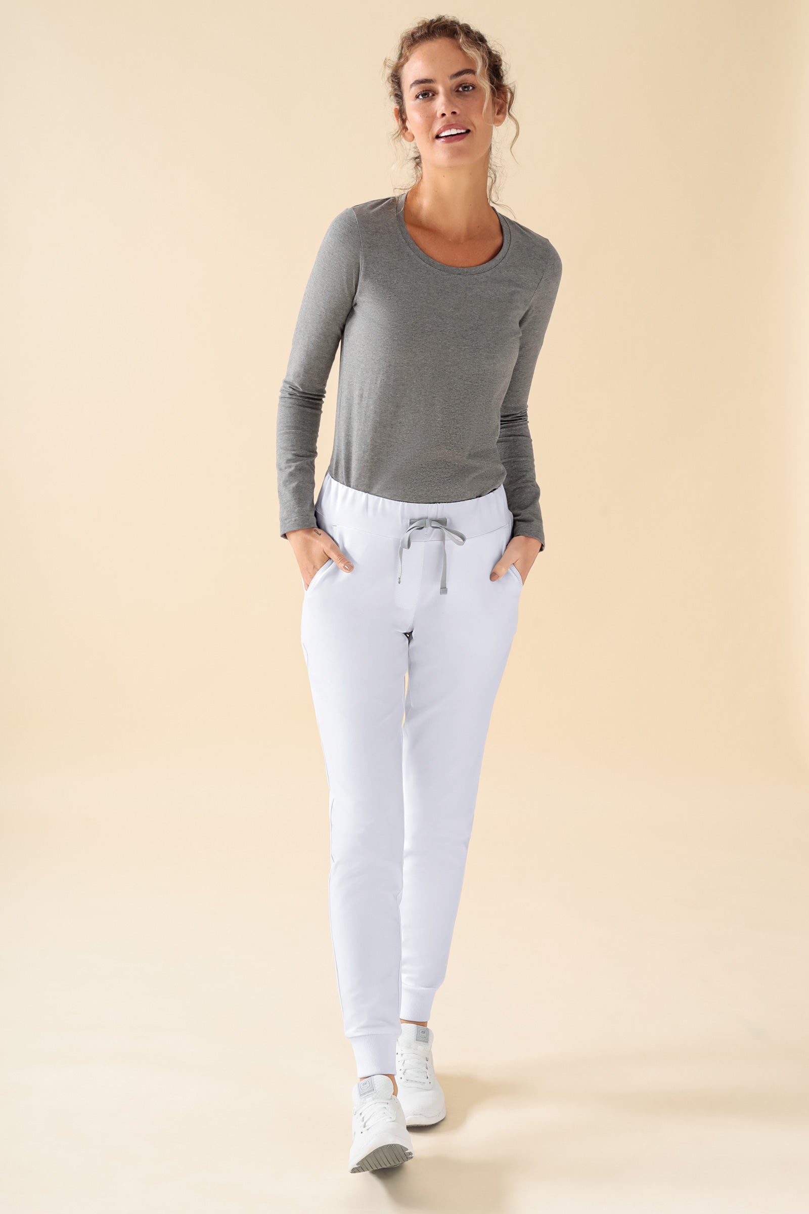 KAERE Hose Damen - Saumbündchen ohne Beintaschen weiss, Vorderansicht Das Model ist 180 cm gross und trägt Grösse S