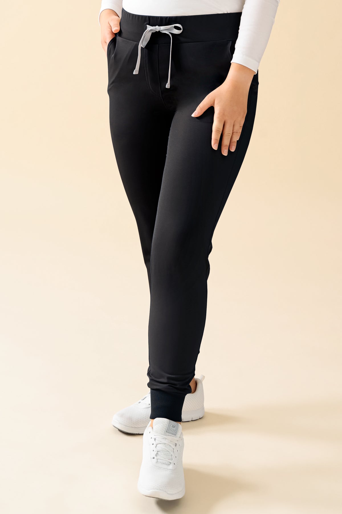 KAERE Hose Damen - Saumbündchen Kurzgr. ohne Beintaschen schwarz, Vorderansicht 
